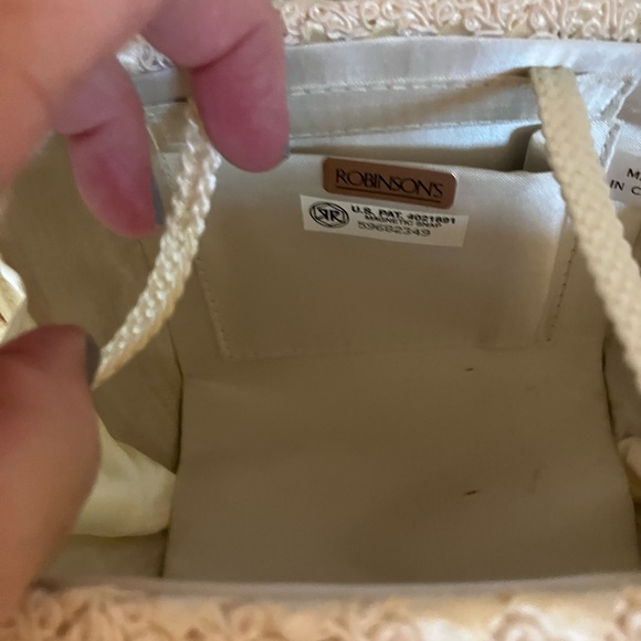 Vintage Elegant Cream Quilted Crossbody Bag. - Picture 4 of 6